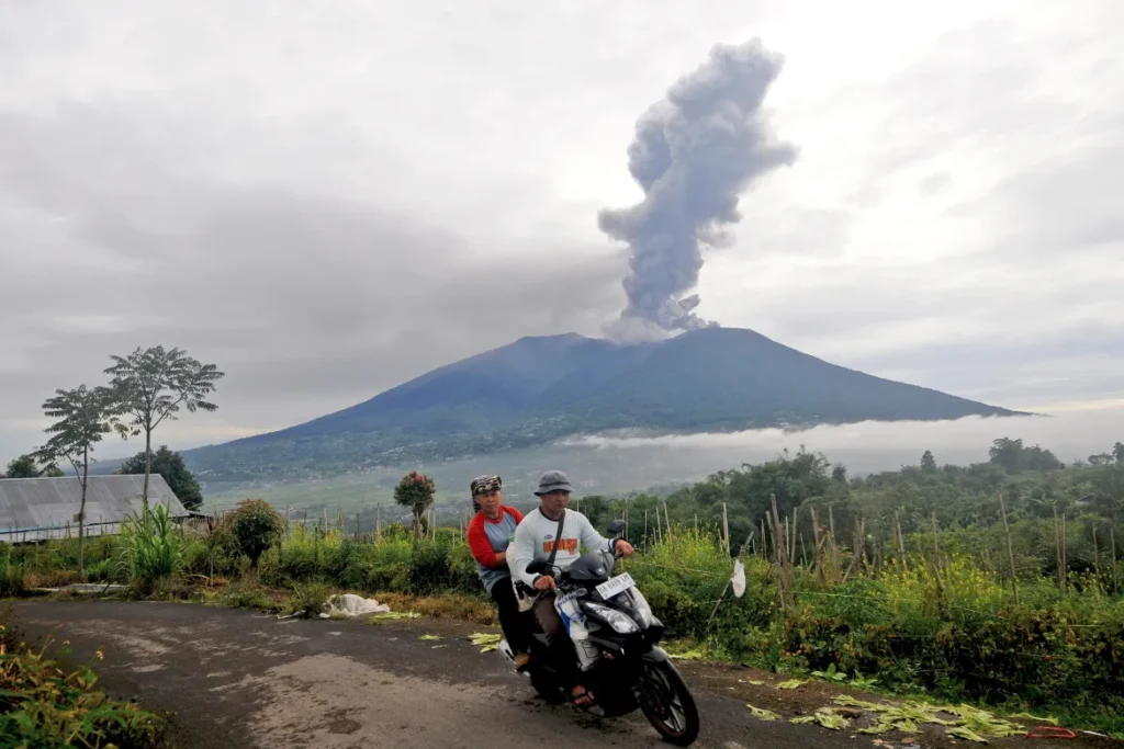 "Mount Marapi Erupts Again: Indonesia Grapples with Second Volcanic Activity