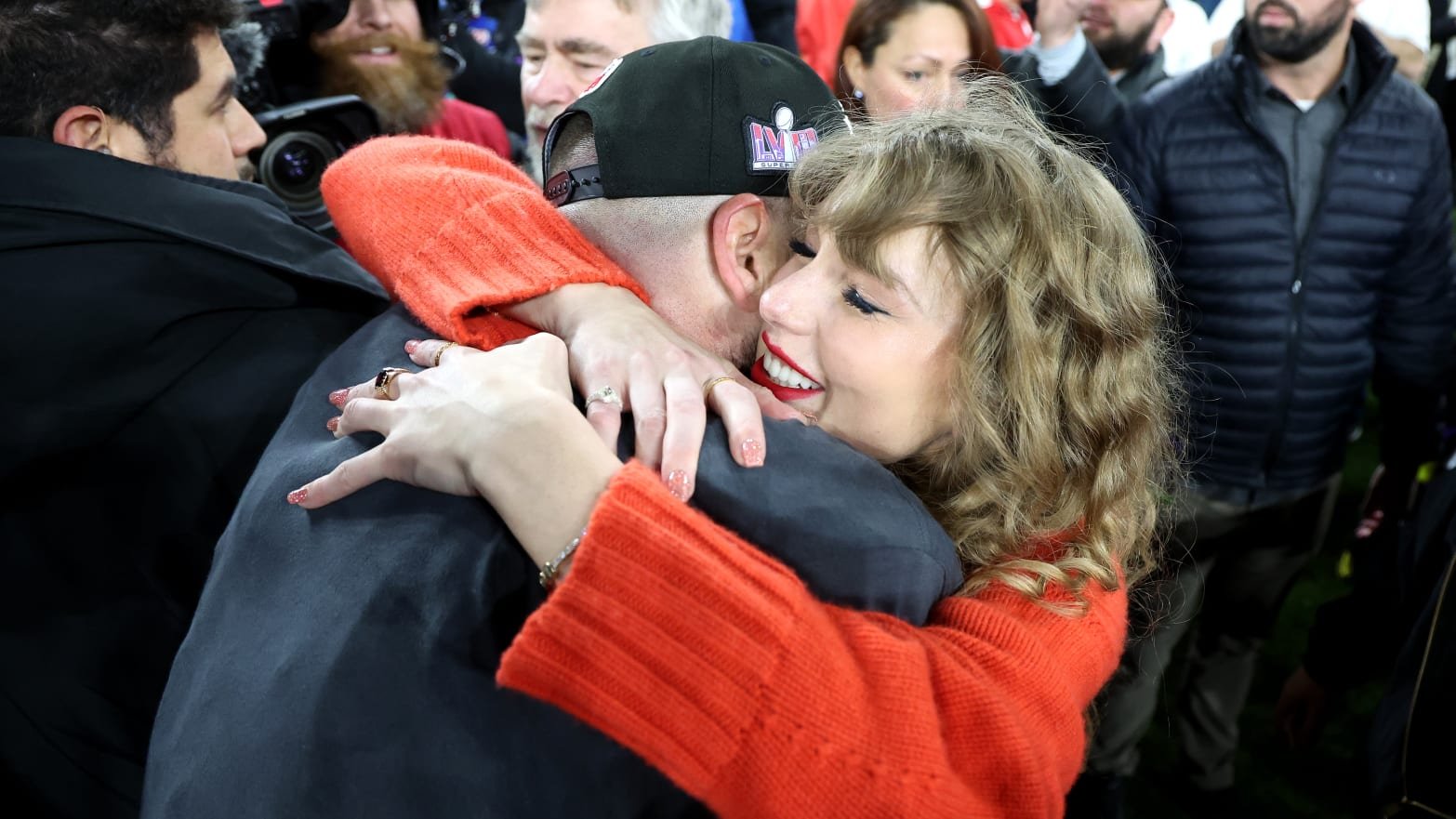 Taylor Swift made a memorable appearance at Maryland’s M&T Bank Stadium, joining her boyfriend Travis Kelce